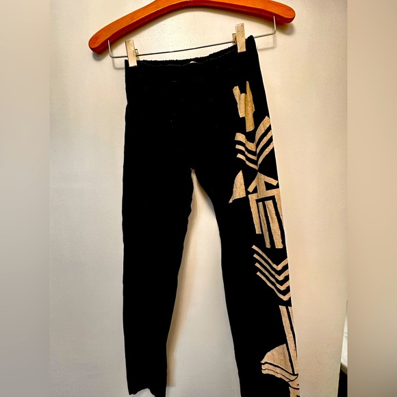 Xs Threads for thought leggings with motif on one leg very good condition - Picture 1 of 3